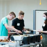 Students and faculty grab lunch